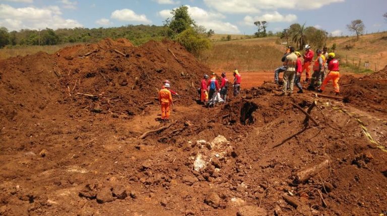 Bombeiros encontram mais um corpo na lama de Brumadinho