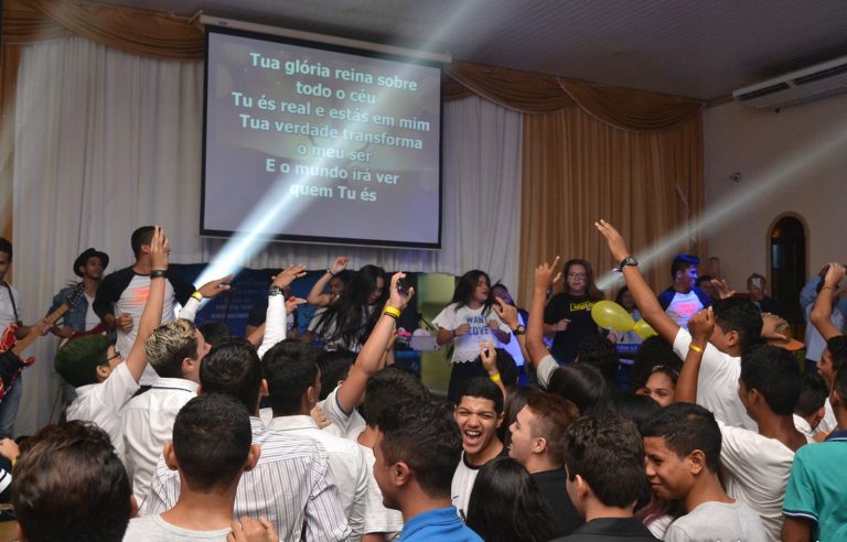 Louvor eletrônico é atração do ‘Tomorrowcrente’ em igreja evangélica
