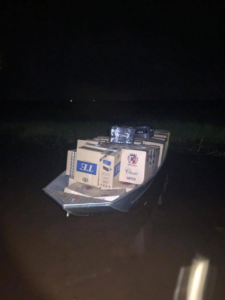 Guaíra: PF e FN apreendem barco e carros com cigarros paraguaios