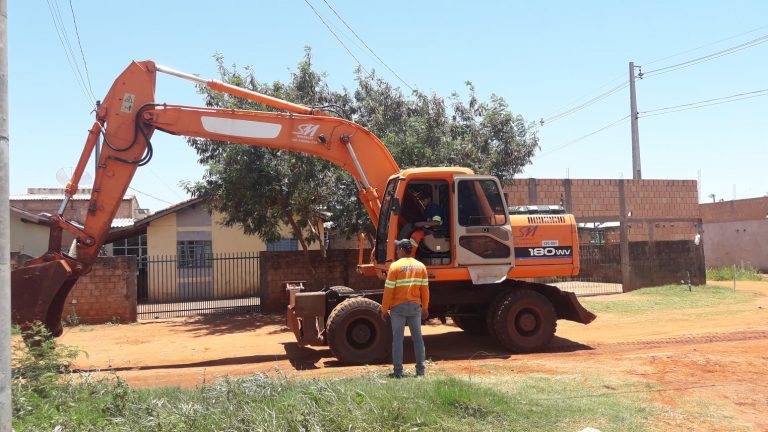 MUNDO NOVO – BAIRRO Universitário recebe serviço da Infraestrutura, Sanesul e Concrenavi para obra de asfalto no bairro