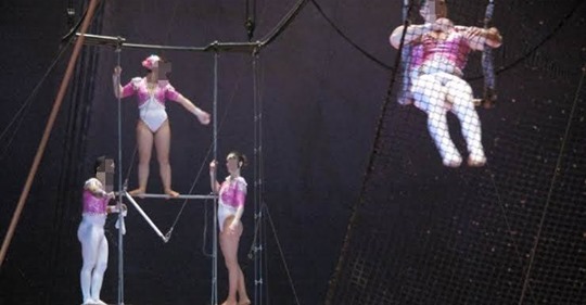 Trapezista com diarreia caga sobre 23 espectadores