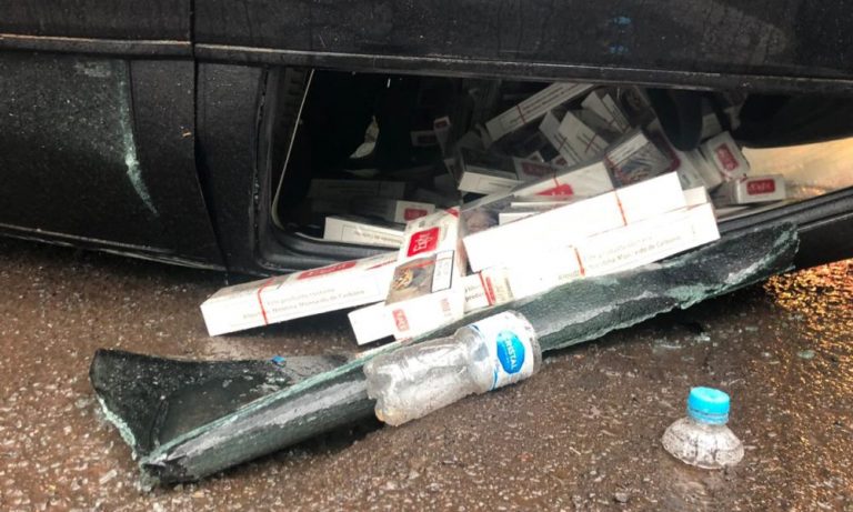 Veículo carregado com cigarros contrabandeados capota na BR