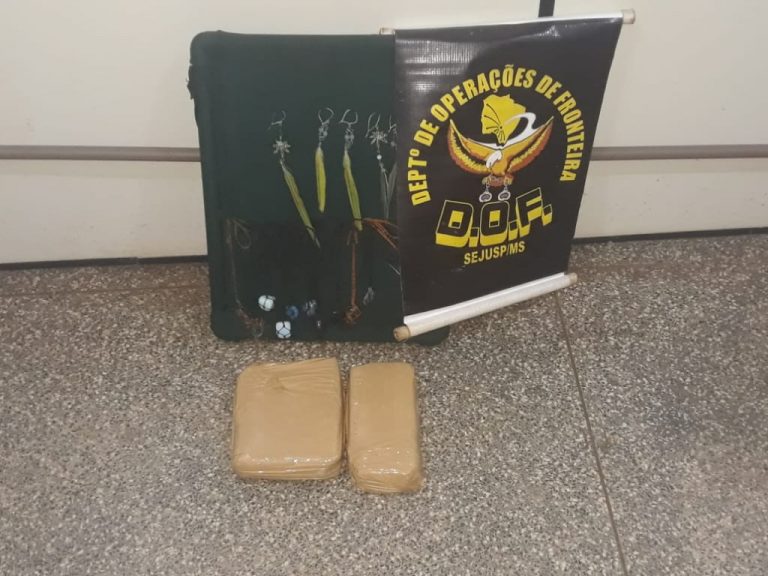 ‘Hippie’ é preso em ônibus com maconha em painel onde expunha brincos