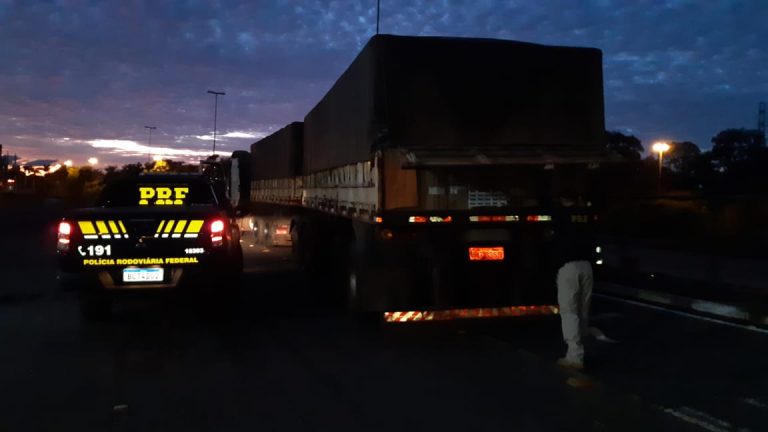 PRF apreende carreta bitrem carregada de cigarros em Guaíra