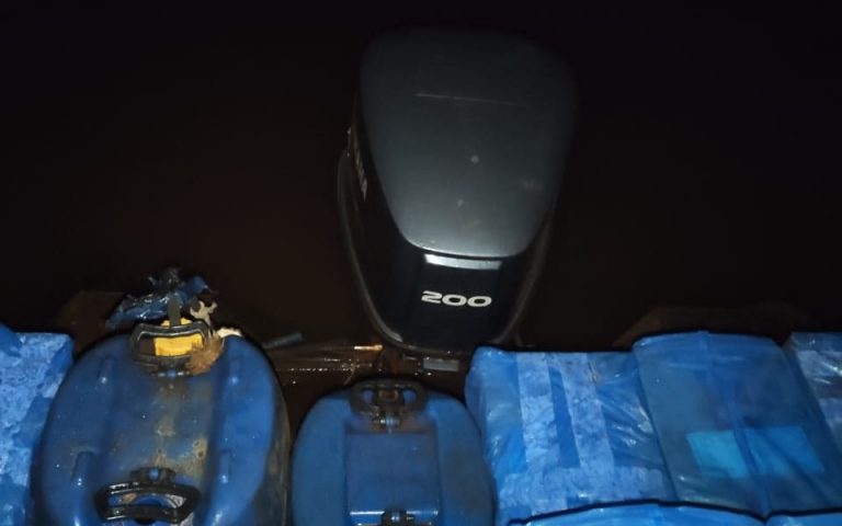 Caminhão e barco com cigarros são apreendidos em Guaíra