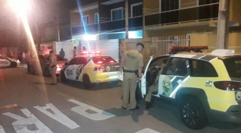 Marido encontra mulher rendida ao sair do banho e mata assaltante