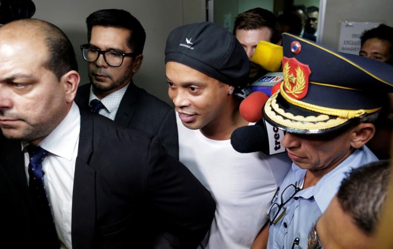 Ronaldinho chega algemado na audiência para saber se continua preso