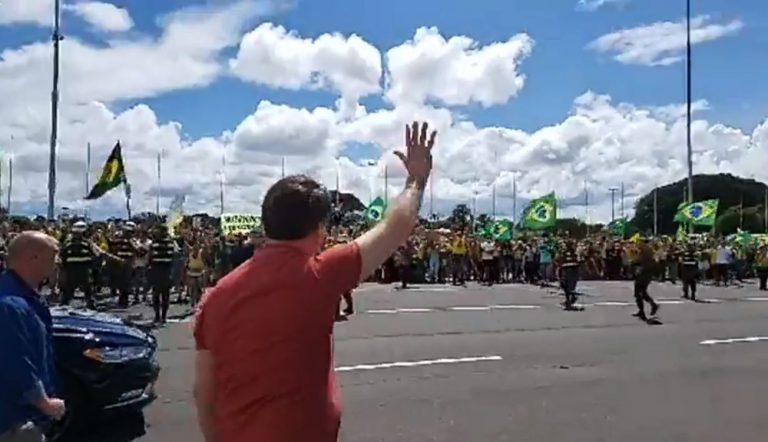 Bolsonaro discursa em Brasília para manifestantes que pediam intervenção militar