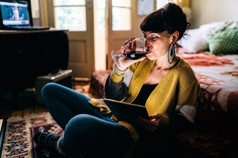 Bebidas alcoólicas engordam? Saiba quais as consequências do consumo excessivo na quarentena