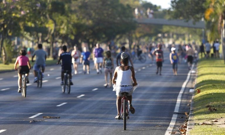 Brasil tem 2.100.112 casos de Covid-19