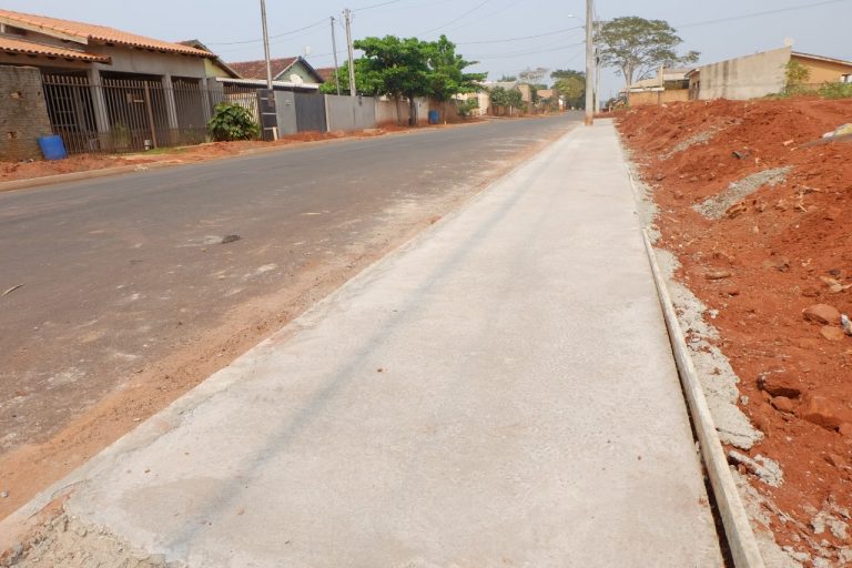 Asfalto da Vila Nova foi concluído e empresa já iniciou construção de calçadas em bairros