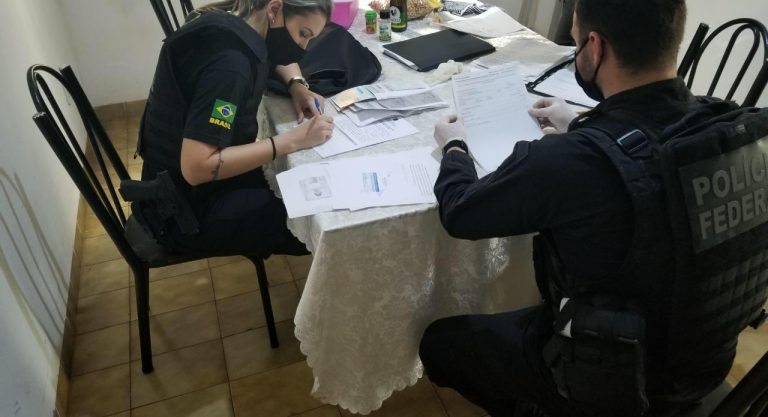 Polícia Federal cumpre mandados em Corumbá contra fraude no SUS e Bolsa Família