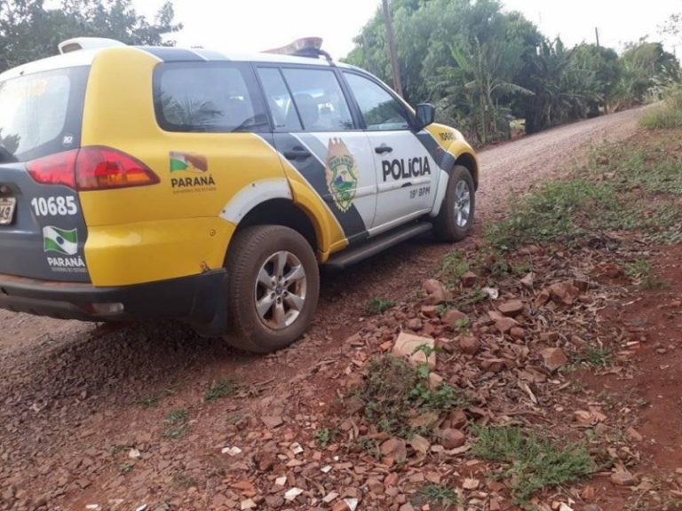 Em tentativa de roubo, marginais atiram em direção à caminhonete no interior de Guaíra