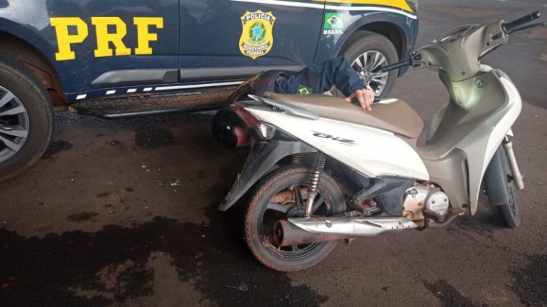 Mulher se emociona ao ser informada pela PRF que sua moto furtada foi recuperada em Guaíra