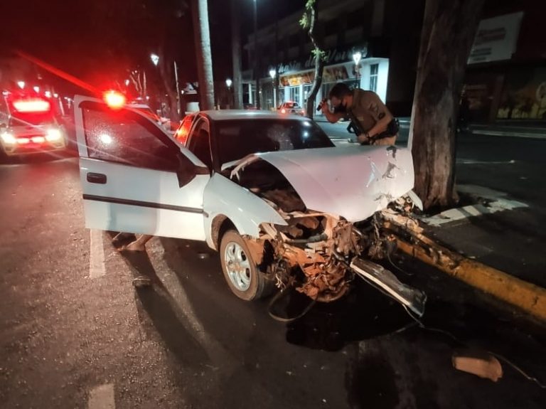 Em fuga da PM, motorista bate carro contra árvore no centro de Guaíra
