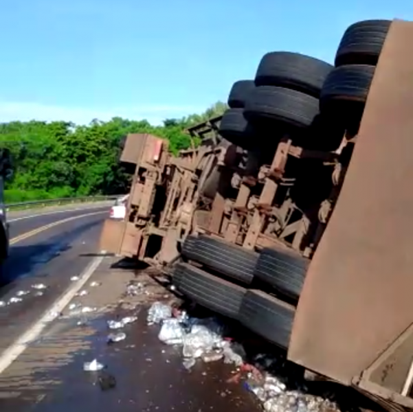 Carreta tomba na cabeceira da Ponte Ayrton Senna