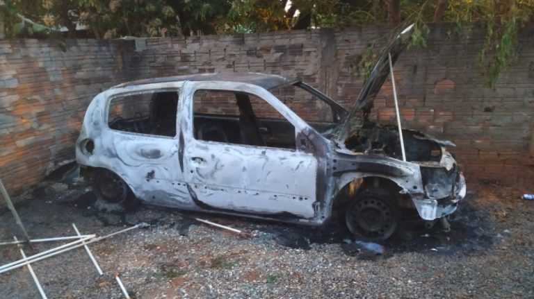 Grande incêndio destrói carro e atinge residência em bairro de Guaíra