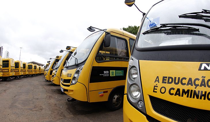 Reinaldo Azambuja e ministro da Educação entregam 168 ônibus escolares