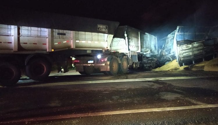 Carretas explodem após batida na BR-163 em Mundo Novo e motorista morre carbonizado