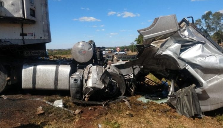Caminhoneiro morre preso nas ferragens após acidente com 3 caminhões