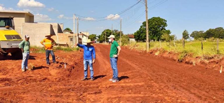 Prefeito Thalles vistoria início das obras para pavimentação asfáltica do bairro Pedra Redonda