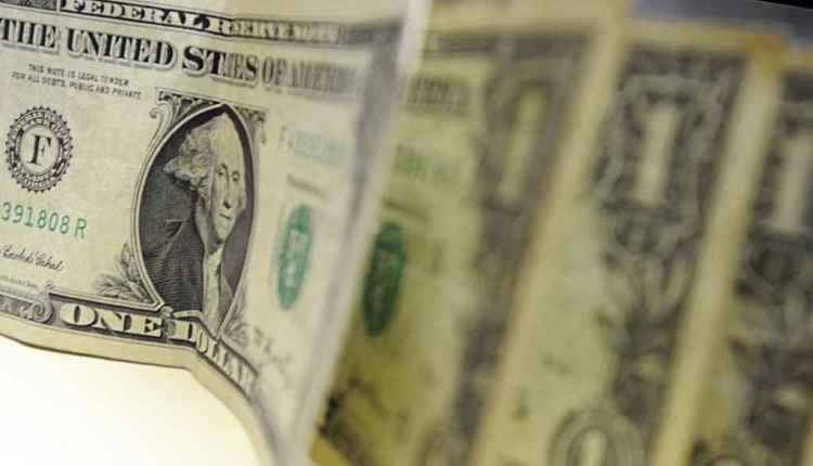 Dólar contraria exterior e cai após alta da Selic