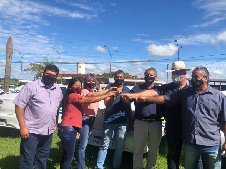 Japorã – Prefeito Paulão realiza entrega de veículos