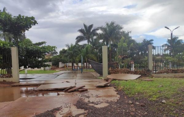 Amambai – Chuva de mais de 150 milímetros danificou ruas e causou alagamentos durante a madrugada