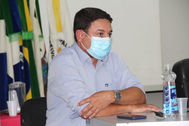 Prefeita Rhaiza Matos apresenta na Câmara o novo gerente de Saúde