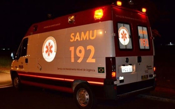 Homem fica ferido ao colidir caminhonete contra árvore no interior de Guaíra