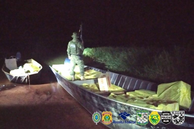 PF, BPFron e BOPE apreendem embarcações carregadas com cigarros em Guaíra