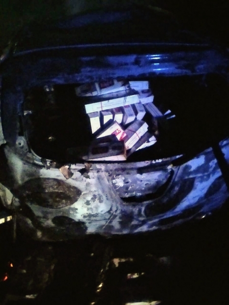 Carro carregado com cigarros pega fogo após batida na BR-272, entre Guaíra e Terra Roxa