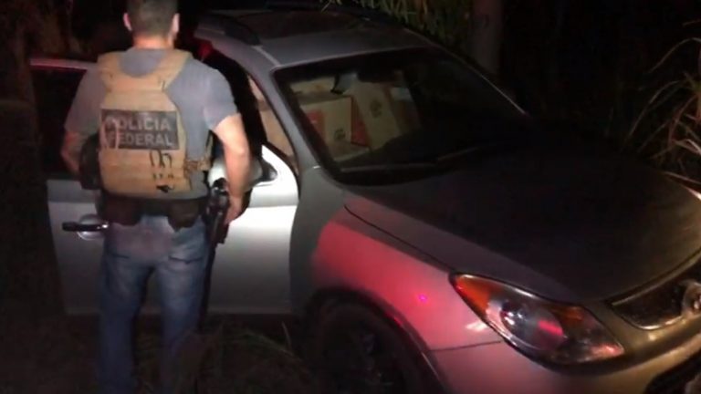 Após perseguição na BR-272, PF apreende carro carregado de cigarros