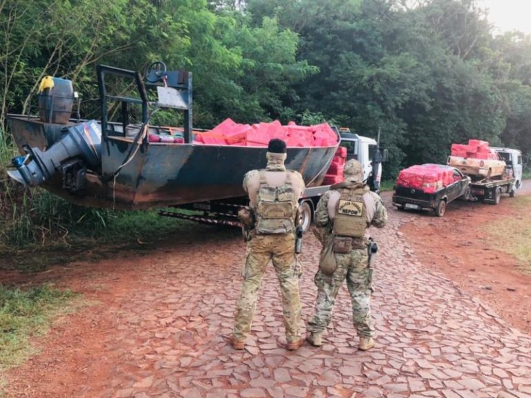 Grande apreensão de contrabando é realizada em Porto clandestino de Guaíra