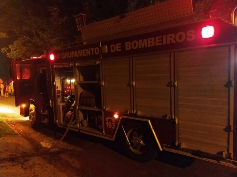 Moradia é destruída por incêndio em Guaíra