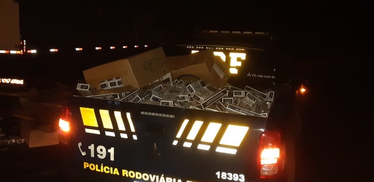 Carreta carregada com cigarros tomba durante fuga da PRF em Guaíra