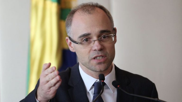 Bolsonaro diz a pastores que vai indicar André Mendonça para vaga no STF