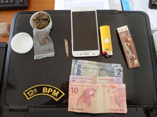 Polícia Militar de Naviraí apreende adolescentes de 14 e 16 anos por porte de drogas