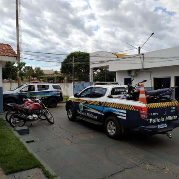 PM de Naviraí dispersa aglomeração em prática de direção perigosa em via pública