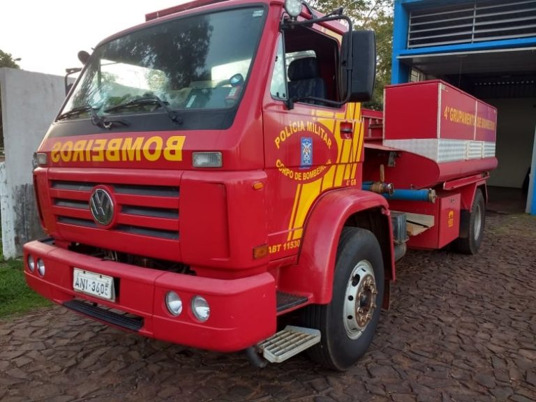 Casa pega fogo em Guaíra e bombeiros combatem as chamas