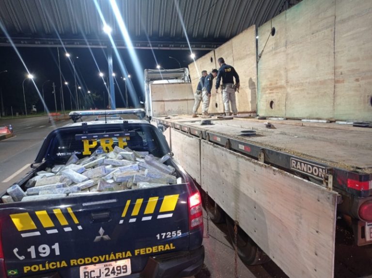 PRF apreende quase uma tonelada de maconha em Guaíra
