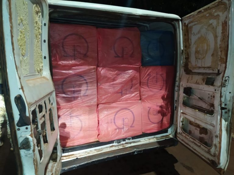 PF e BPFron apreendem caminhonete e van carregados com cigarros em Guaíra