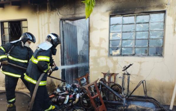 Corpo de Bombeiros de Naviraí controla incêndio em residência