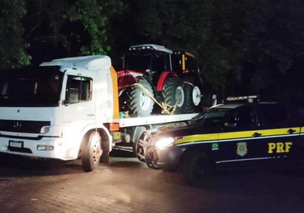 PRF apreende caminhão e tratores roubados