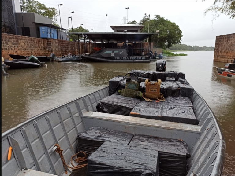 Operação de Bloqueio do Rio Paraná apreende barco carregado com cigarros
