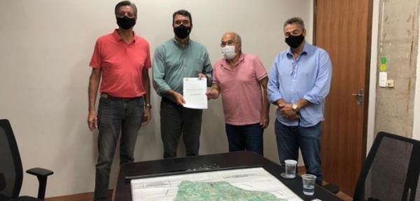 Dr. Lídio e Zé Roberto pedem ao secretário Riedel ponte sobre o rio Seriguele, em Iguatemi