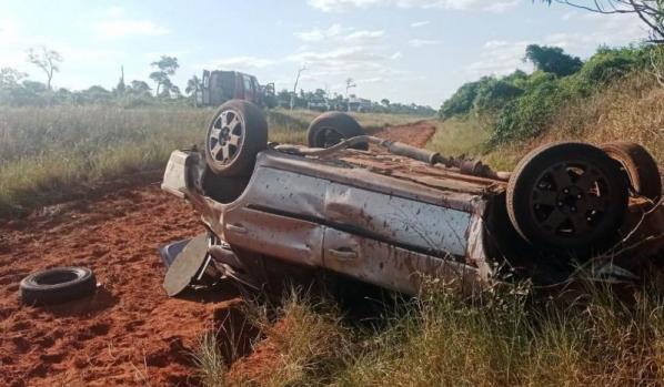 Bombeiros de Naviraí socorrem vitimas de capotamento na MS-141