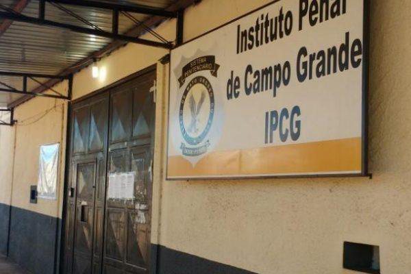 Detentos batem grades e preso é encontrado morto em presídio em Campo Grande