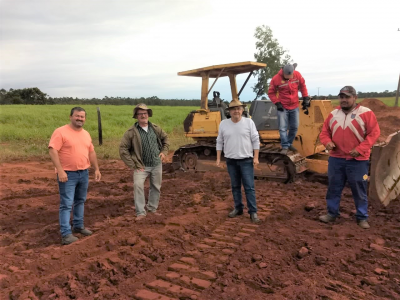 Prefeito, Secretário e Vereadores vistoriam trabalhos na estrada rural do “Campão”, em Iguatemi