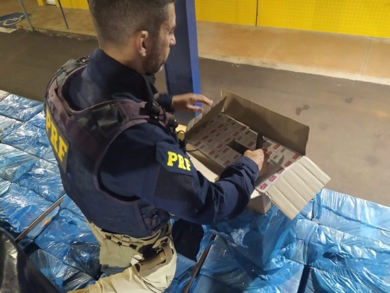 PRF apreende caminhão carregado com cigarros em estrada rural de Guaíra